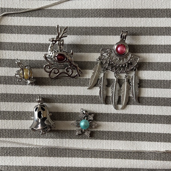 Chain with multiple charms. PEARLS CHANGABLE - Picture 2 of 2